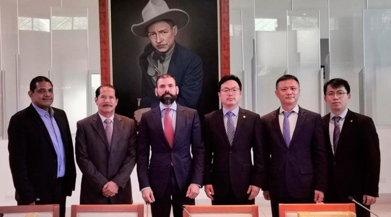 Representantes del Gobierno de Nicaragua junto con representantes de empresas de la República Popular China