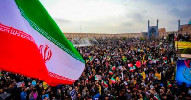 Iranies festejando aniversario de la Revolución Islámica.