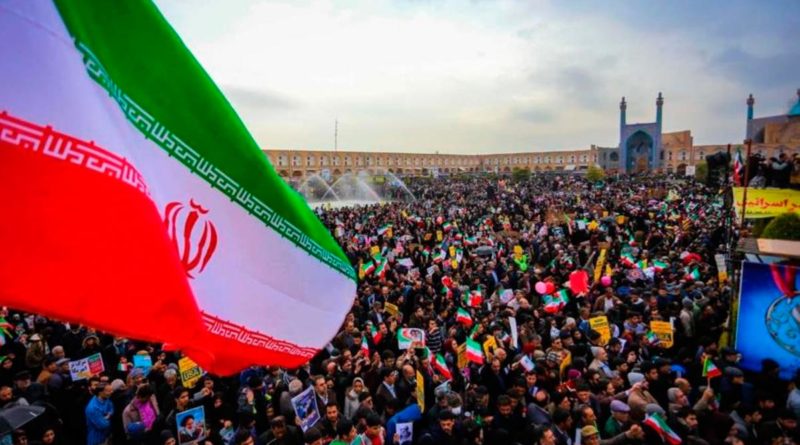 Iranies festejando aniversario de la Revolución Islámica.