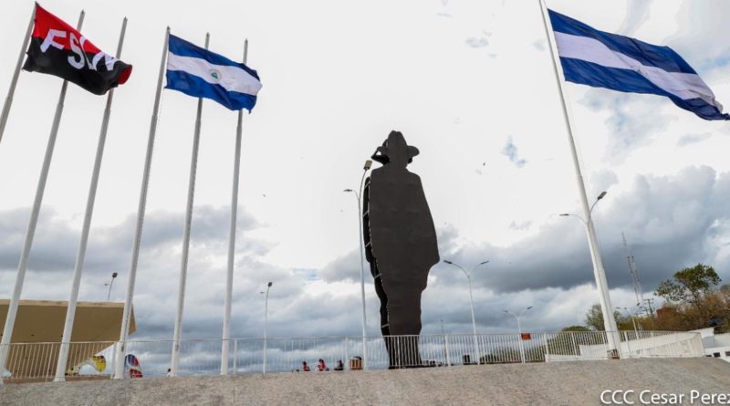 Silueta del general Sandino en la Loma de Tiscapa en Managua