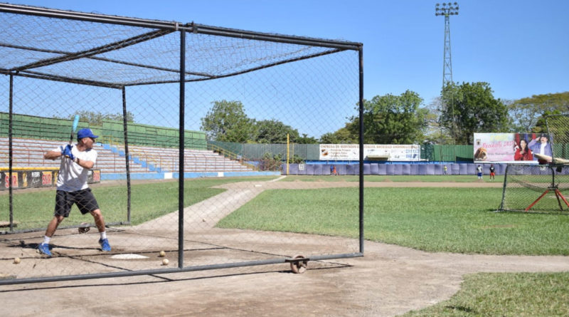 Pelotero del equipo de los leones de León en practicas dentro del recinto del estadio Héroes y Mártires de Septiembre