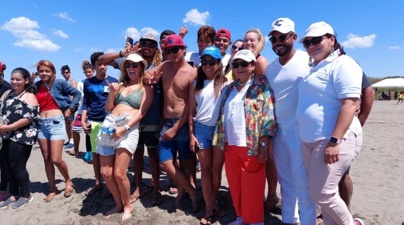 Participantes del torneo nacional de surf junto a las autoridades de la alcaldía de chinandega y miembros de la federación de sur de Nicaragua