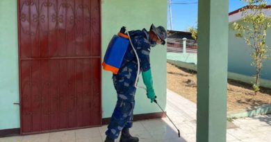 Efectivo del Ejército de Nicaragua apoyando al Ministerio de Salud en la jornada de limpieza y desinfección en las instalaciones del centro de salud de Puerto Sandino, municipio de Nagarote, departamento de León.