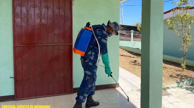Efectivo del Ejército de Nicaragua apoyando al Ministerio de Salud en la jornada de limpieza y desinfección en las instalaciones del centro de salud de Puerto Sandino, municipio de Nagarote, departamento de León.