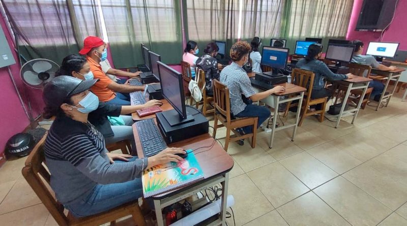 Estudiantes en el Centro Tecnológico Rolando Rodriguez de Chichigalpa