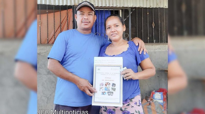 Pobladores de Mateare tras recibir su título de propiedad