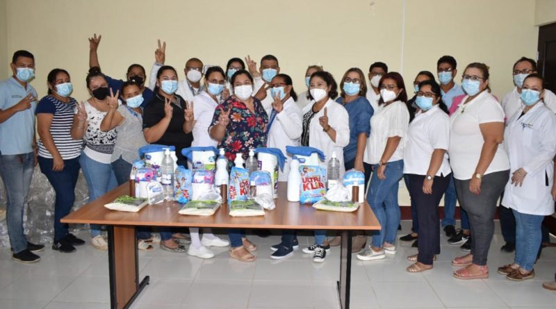 Trabajadores de la salud en León reciben kits higiénicos y de emergencia