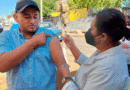 Enfermera del Ministerio de Salud de Nicaragua vacunando contra la COVID-19 a un ciudadano en el barrio San José de Managua