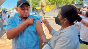 Enfermera del Ministerio de Salud de Nicaragua vacunando contra la COVID-19 a un ciudadano en el barrio San José de Managua