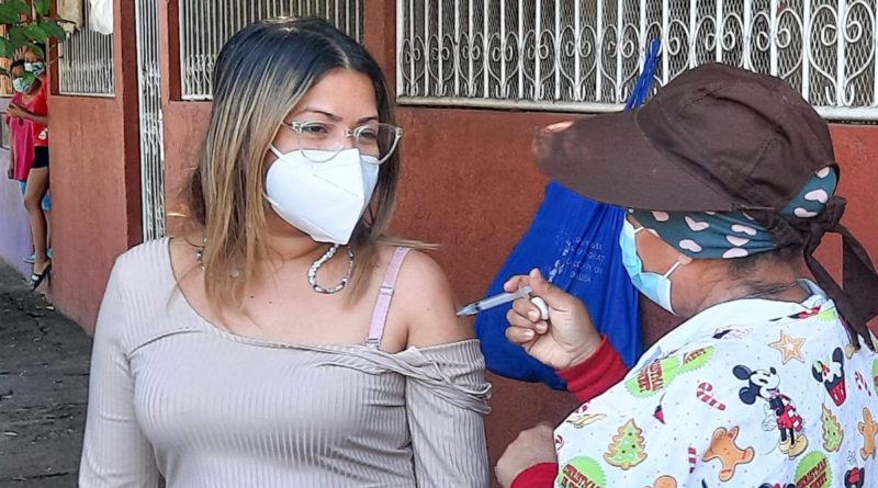 Brigadas de salud recorren barrio El Edén para vacunación contra la COVID-19