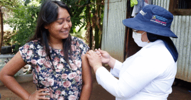 Enfermera del Ministerio de Salud de Nicaragua (MINSA), vacunando contra la COVID-19 a una habitante del barrio Frawley de Managua.