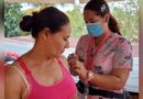 Brigadista del Ministerio de Salud aplica vacuna contra el COVID-19 a una pobladora en el barrio Camilo Ortega