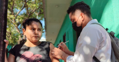 Brigadista del Ministerio de Salud aplica vacuna contra el COVID-19 a pobladora del anexo a Jardines de Veracruz