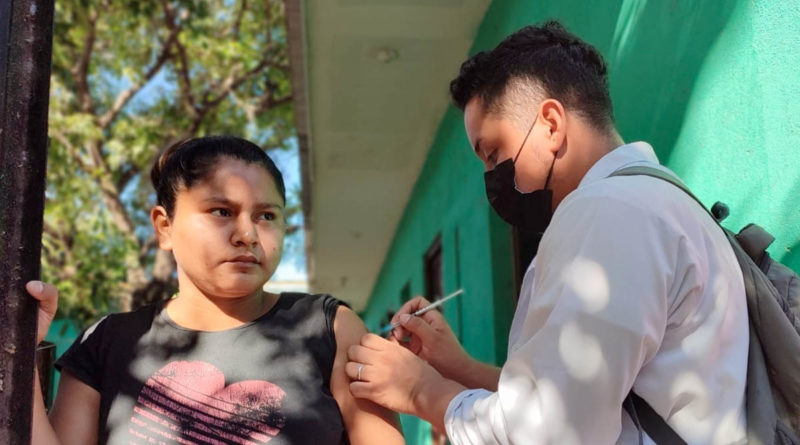 Brigadista del Ministerio de Salud aplica vacuna contra el COVID-19 a pobladora del anexo a Jardines de Veracruz
