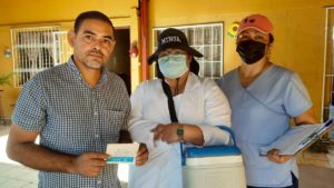 Familias de Managua son vacunas contra la COVID-19 en las puertas de sus casas