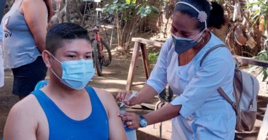 Brigadista del Ministerio de Salud aplica vacuna contra el COVID-19 a un joven en Ticuantepe