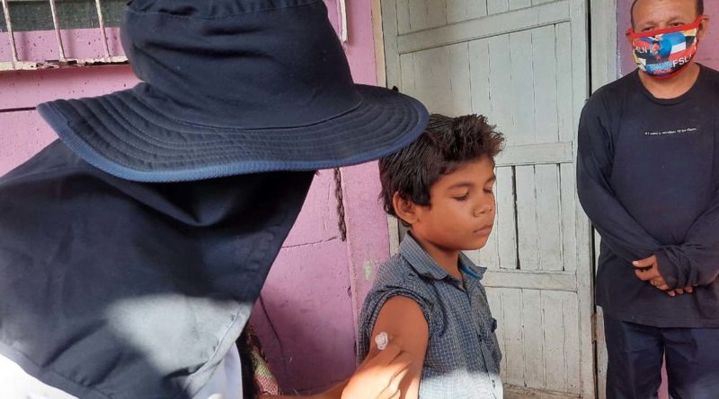 Brigadista del Ministerio de Salud vacuna a un menor de edad en Mateare