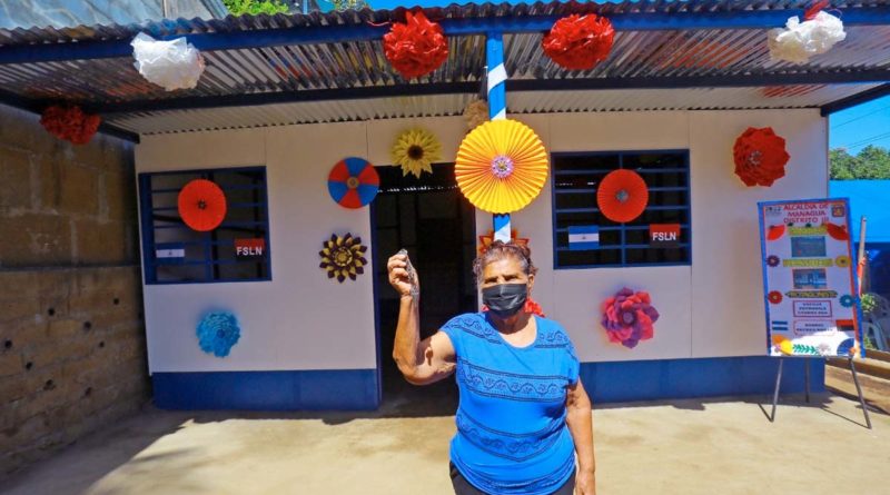 Una mujer sostiene las llaves de su nueva vivienda digna en el barrio Recreo Norte