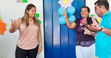 Entrega de la vivienda a una familia del barrio Domitila Lugo
