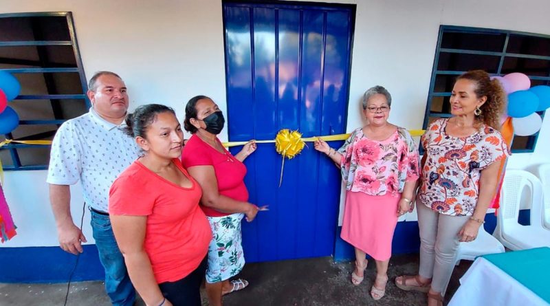 Alcaldesa de Chinandega, Aura Lila Padilla entregando vivienda digna a familia protagonista