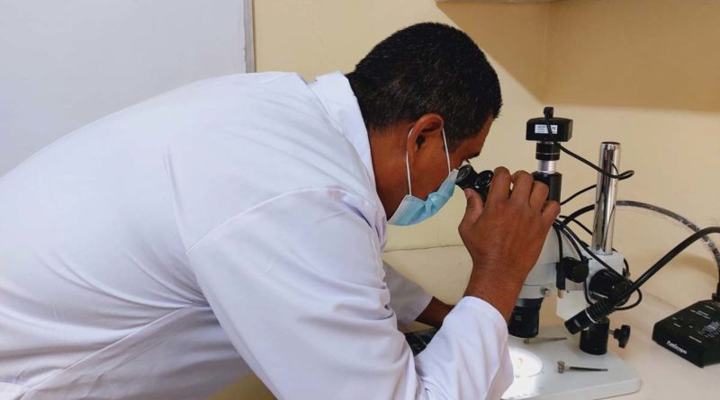 Efectivo Policial Forense realizando una simulación de peritaje en el nuevo laboratorio de criminalística en Rivas