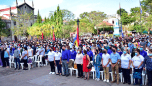 Estudiantes de nuevo ingreso 2022 de la UNAN-León en la plaza-parque de la liberación Juan José Quezada.