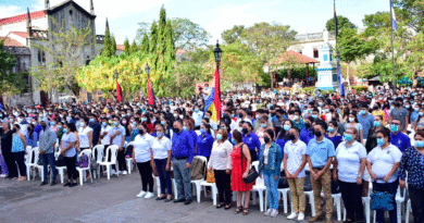 Estudiantes de nuevo ingreso 2022 de la UNAN-León en la plaza-parque de la liberación Juan José Quezada.
