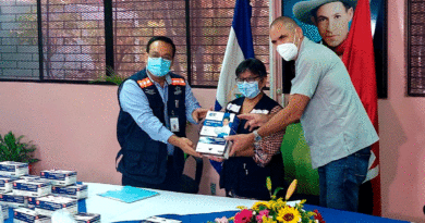 Ministra de Salud de Nicaragua, doctora Martha Reyes, recibiendo donación de mascarillas