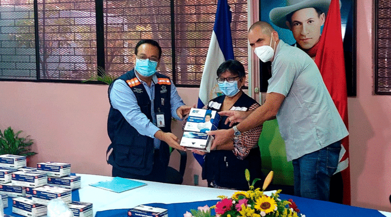 Ministra de Salud de Nicaragua, doctora Martha Reyes, recibiendo donación de mascarillas