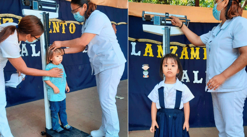 Niños de Nindirí, Masaya siendo pesados y medidos por enfermeras del Ministerio de Salud de Nicaragua.