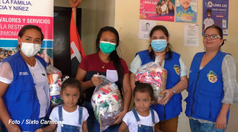 Madres de partos múltiples en Rivas recibiendo paquetes alimenticios de parte del Ministerio de la Familia.
