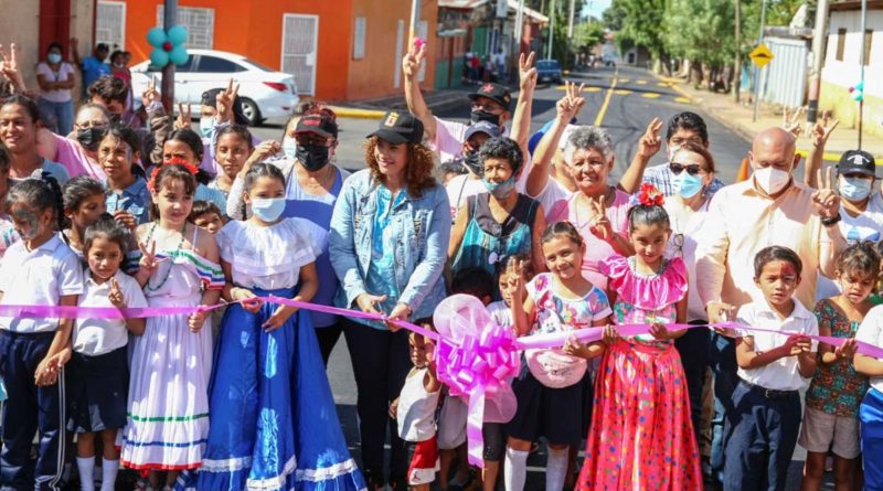 Foto Jairo Cajina/Alcaldesa de Managua Reyna Rueda, en el acto de inauguración de las restauradas vías de acceso en el Barrio Santa Ana Sur
