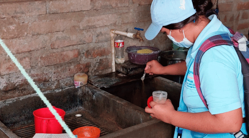 Brigadista del Ministerio de Salud de Nicaragua (MINSA), aplicando BTI en una vivienda del Barrio Grenada de Managua