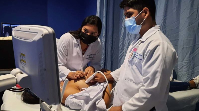 Médicos del Hospital Dr. Fernando Vélez Paiz realizando mamografía a paciente