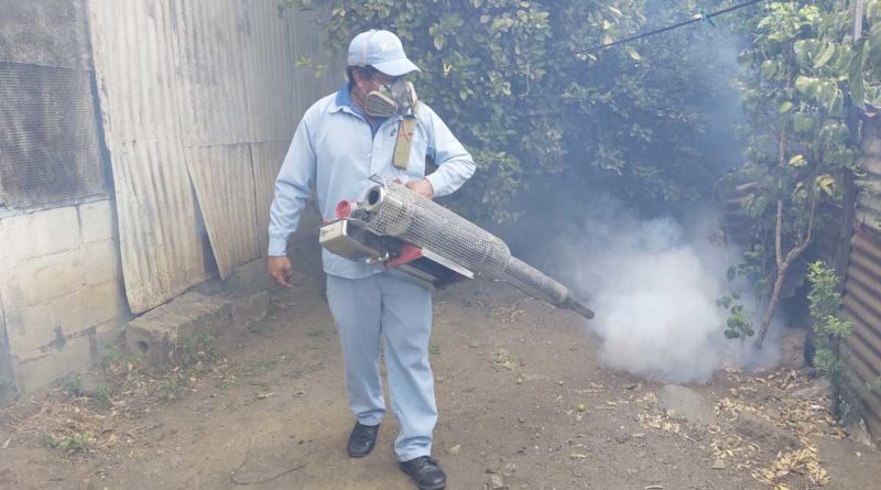 Brigadista del Ministerio de Salud durante la jornada de fumigación en el barrio Hilario Sánchez