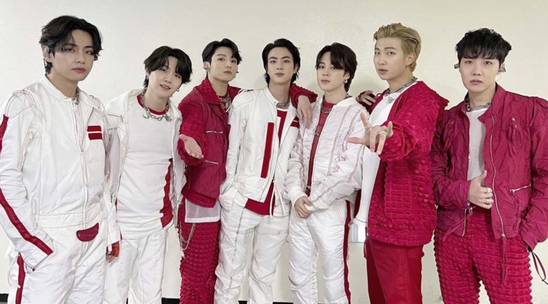 Los siete miembros del grupo surcoreano BTS, de izquierda a derecha: V, Suga, Jungkook, Jin, Jimin, RM y J-Hope