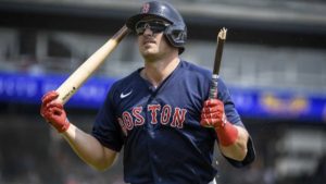 Jugador de Boston sostien un bate de madera quebrado