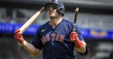 Jugador de Boston sostien un bate de madera quebrado