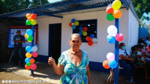Doña Julia Rivera Martínez, pobladora del barrio Hugo Chávez Frías con las llaves de su nueva vivienda entregada por la Alcaldía de Managua.