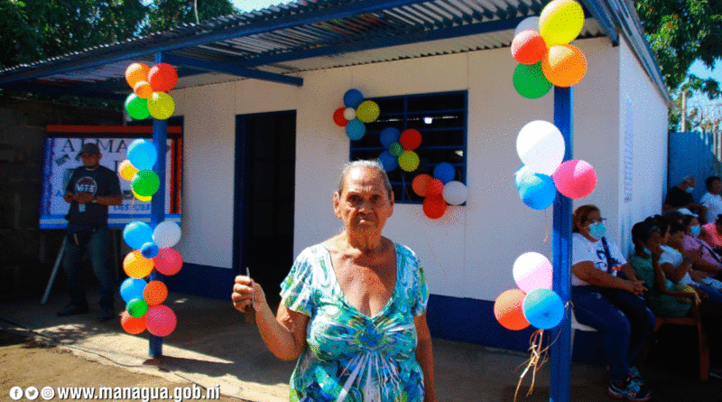 Doña Julia Rivera Martínez, pobladora del barrio Hugo Chávez Frías con las llaves de su nueva vivienda entregada por la Alcaldía de Managua.