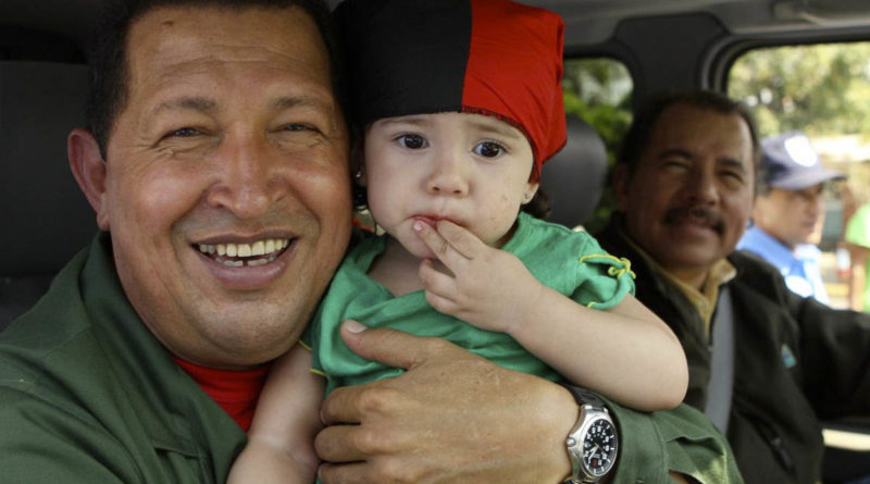 Fotografía del Comandante Hugo Chávez junto al Comandante Daniel Ortega