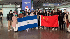 Estudiantes nicaragüenses becados llegando a la República Popular China
