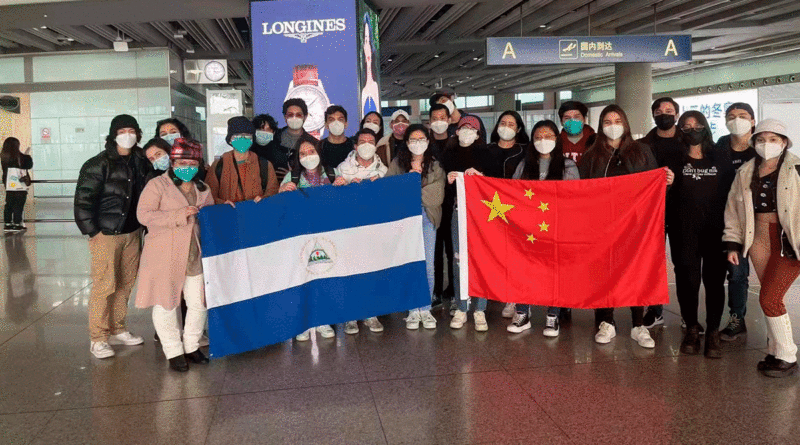 Estudiantes nicaragüenses becados llegando a la República Popular China