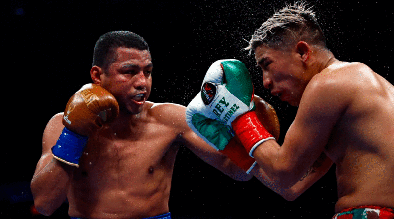 Román "Chocolatito" González en duelo con el mexicano "Rey" Martínez