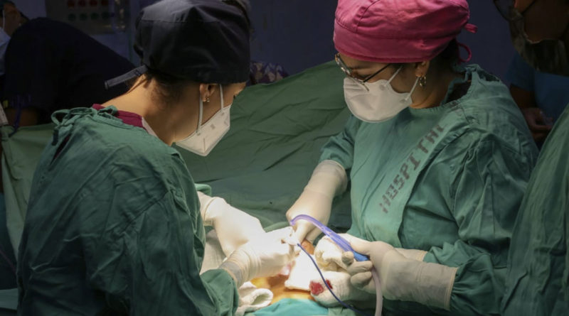 Médicos del Manolo Morales durante una de las cirugías realizadas