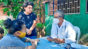 Doctor del Ministerio de Salud de Nicaragua brindando consulta médica en el barrio Venezuela, del Distrito IV de Managua