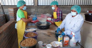 Mujeres protagonistas en proceso de preparación del alimento de pargos lunarejos a base de harina