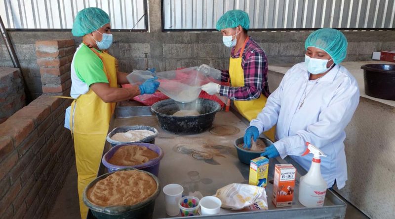 Mujeres protagonistas en proceso de preparación del alimento de pargos lunarejos a base de harina