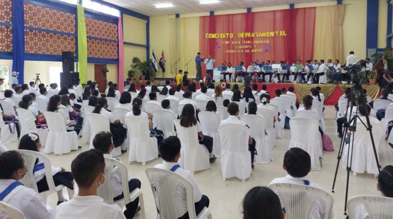 Coros estudiantiles durante el concierto a la paz en Chontales