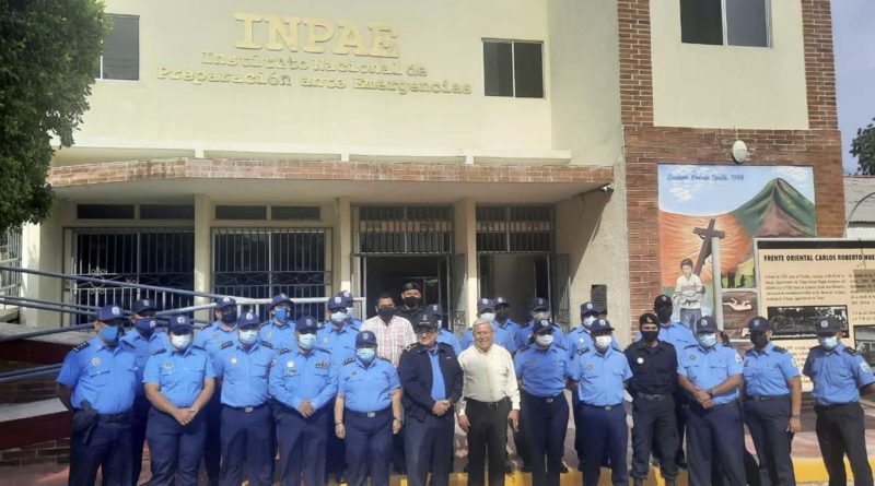 Autoridades de la Policía Nacional y SINAPRED junto a oficiales que recibirán el Curso Básico de Gestión para la Reducción del Riesgo de Desastres